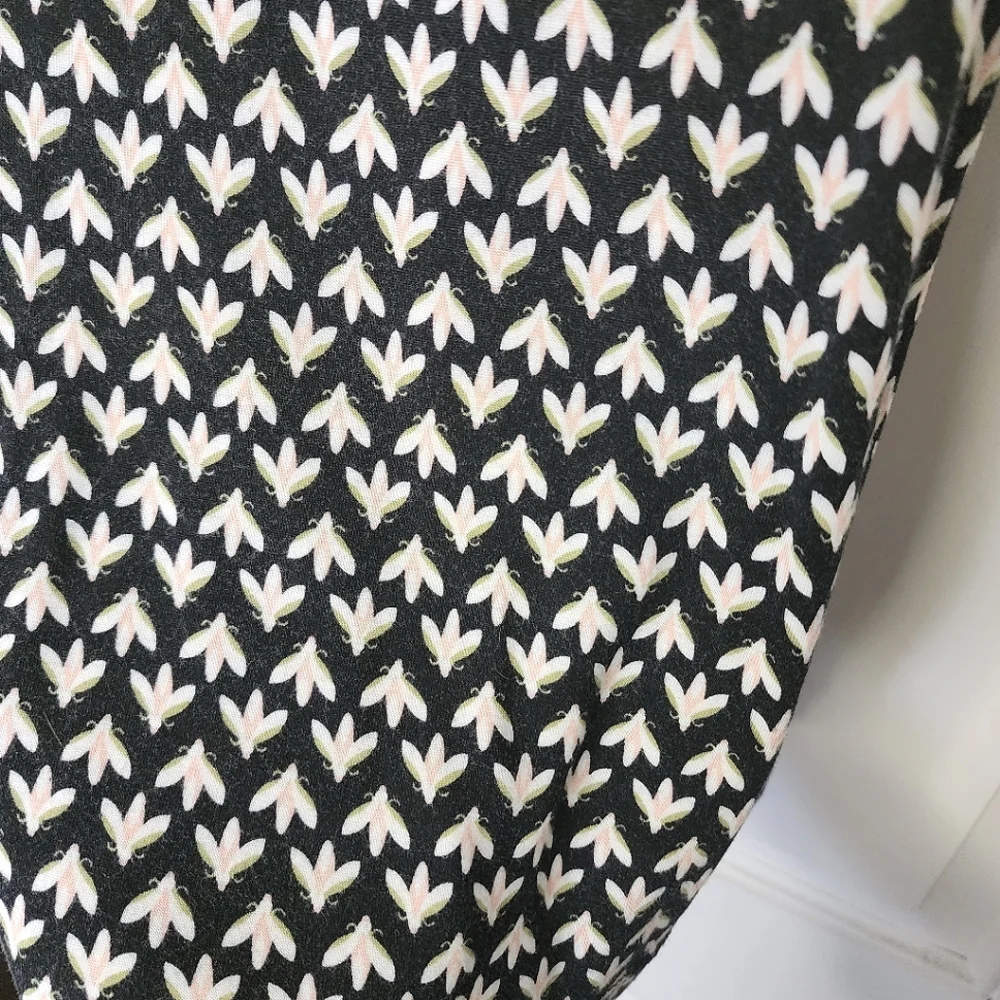 💥3/$30💥 LOFT Sleeveless Blouse - Picture 5 of 10